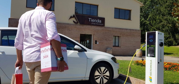 Bodega Pirineos incorpora un punto de recarga público gratuito para coches eléctricos