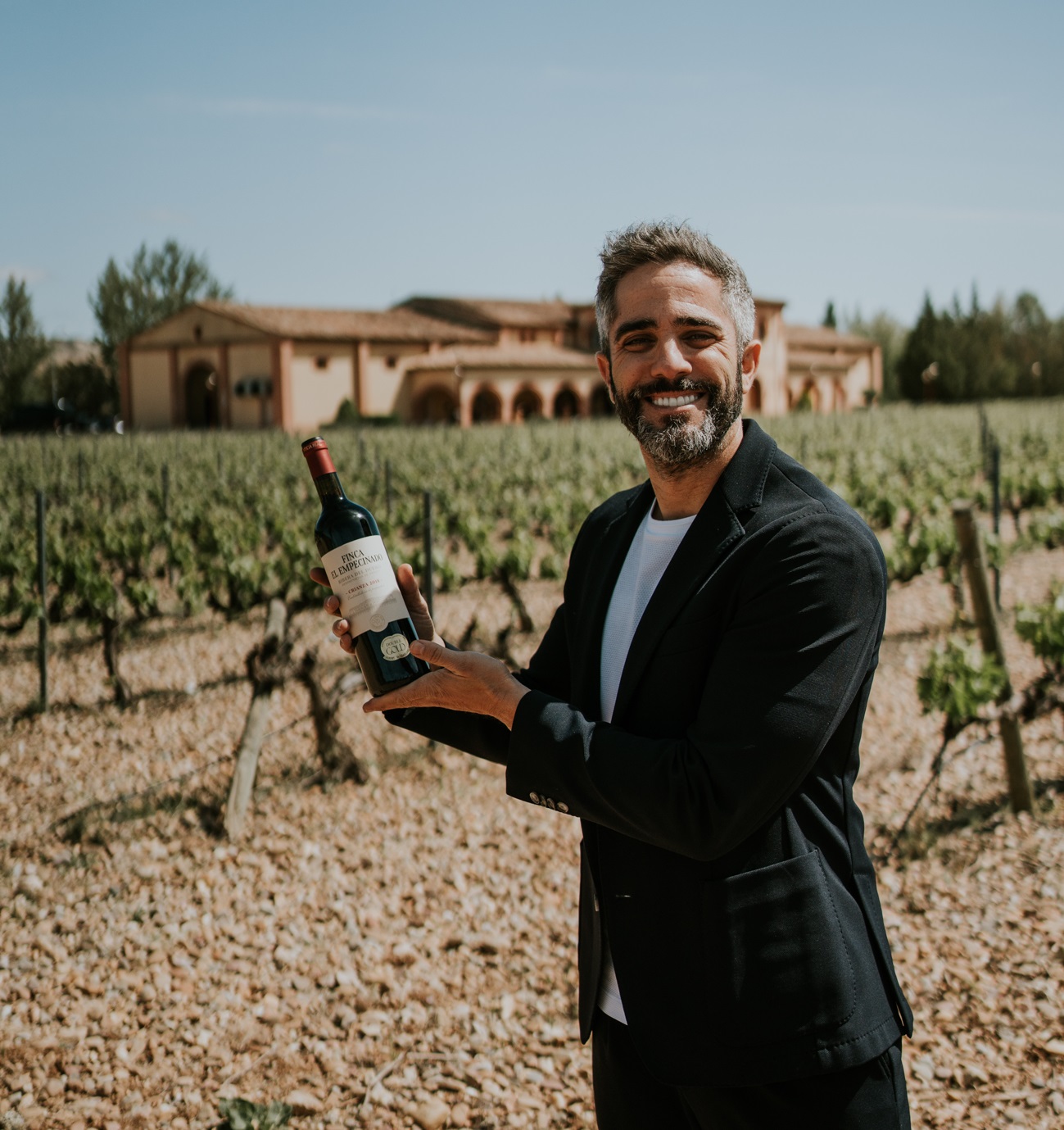 El periodista Roberto Leal presenta la nueva gama de vinos Finca El Empecinado y apadrina una barrica con fines benéficos