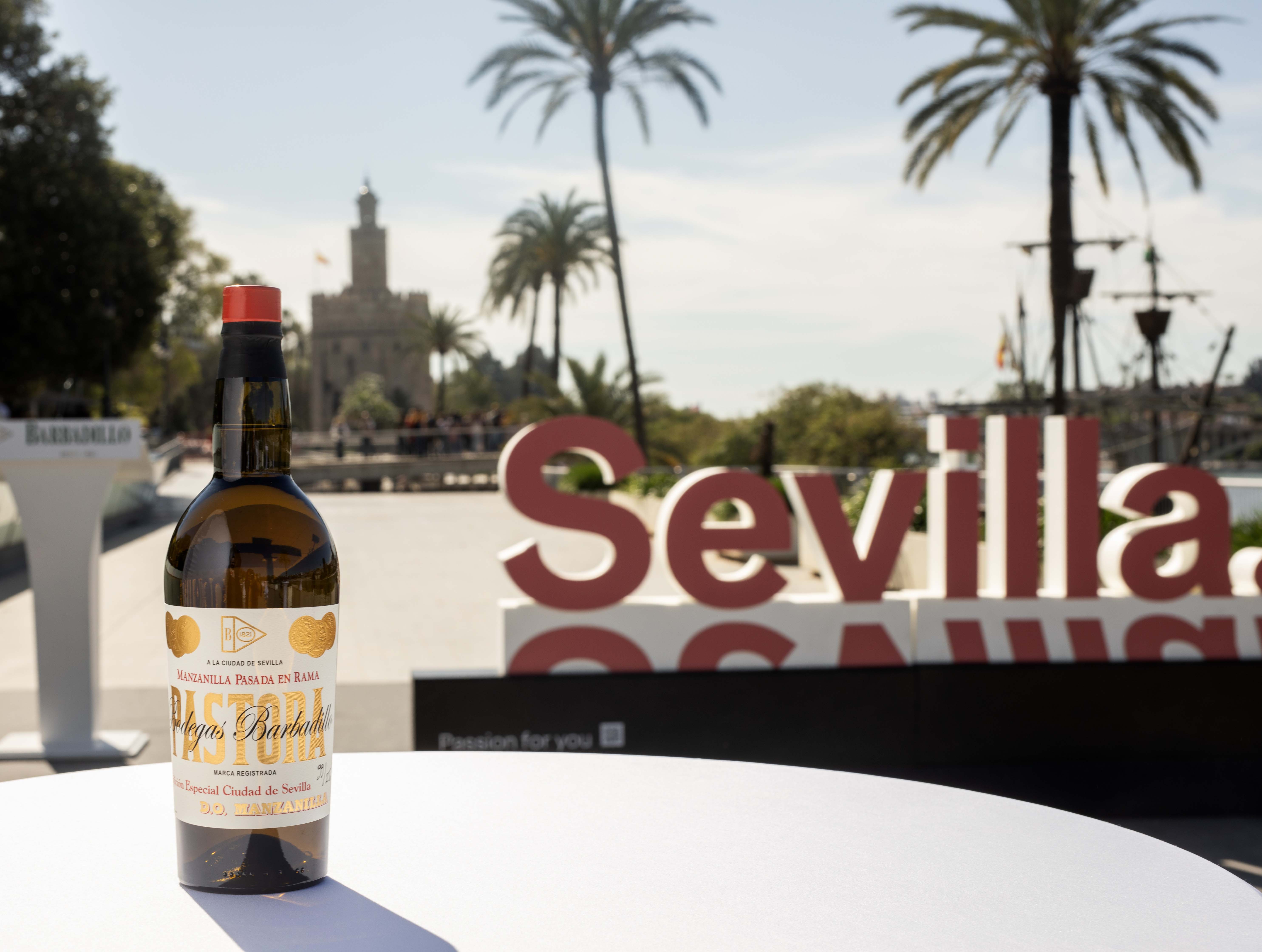 Barbadillo le dedica una manzanilla a la ciudad de Sevilla